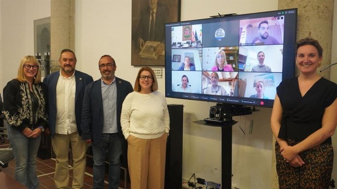 El presidente de la Diputación de Cáceres y de la Comisión de Cooperación al Desarrollo y Objetivos de Desarrollo Sostenible de la FEMP, Miguel Ángel Morales junto a otros miembros de la comisión