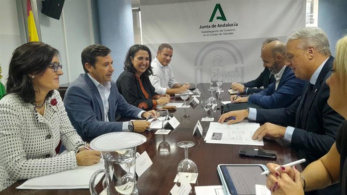 La directora general de AVRA, Susana Cayuelas, reunida con el alcalde de San Roque.