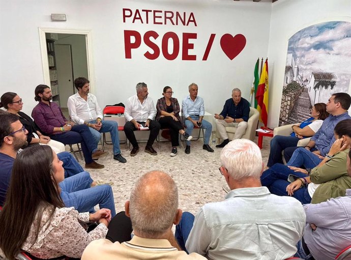 Ruiz Boix con representantes del PSOE en La Janda.