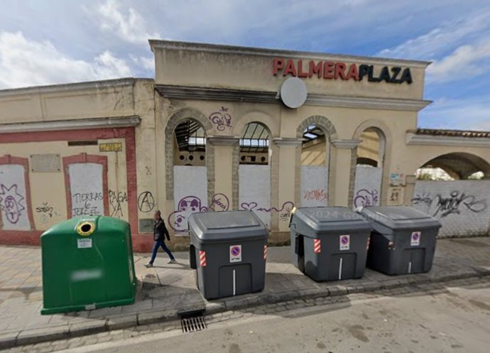 Antiguo Hotel Palmera Plaza, en Jerez de la Frontera (Cádiz), en estado de abandono desde su cierre definitivo en 2014