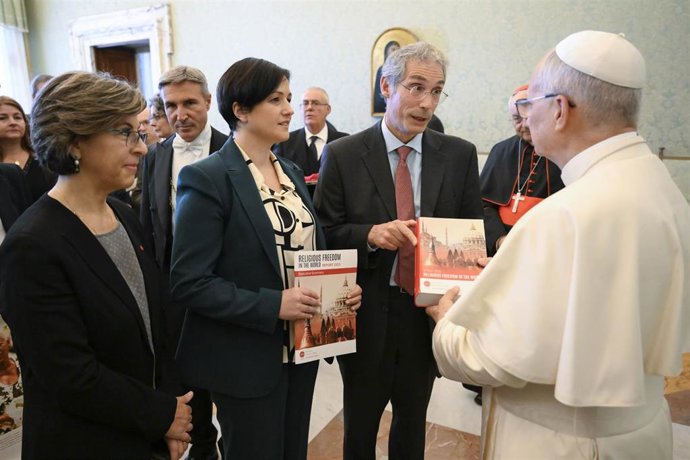 El Papa recibe a una delegación de Ayuda a la Iglesia Necesitada.
