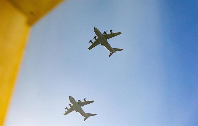 Dos aviones A400m durante los ensayos previos del próximo 12 de octubre, a 7 de octubre de 2025, en Madrid (España). En el desfile aéreo del Día de la Fiesta Naciona participarán 45 aviones y 29 helicópteros. Un total de 74 aeronaves.