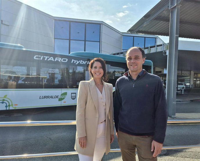 La diputada de Movilidad, Turismo y Ordenación del Territorio, Azahara Domínguez, en una comparecencia en el aeródromo guipuzcoano junto al alcalde de Hondarribia, Igor Enparan