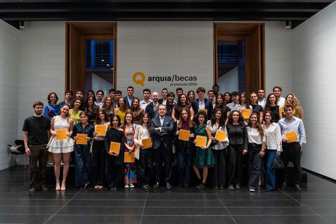 Becados junto a Javier Navarro presidente de la Fundación Arquia