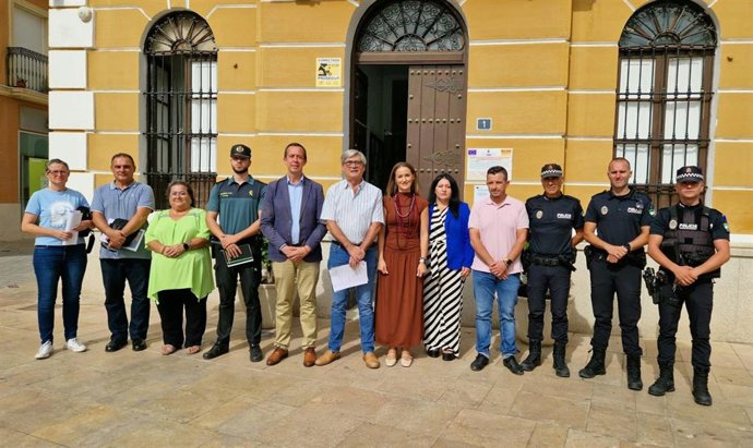 El subdelegado del Gobierno en Almería, José María Martín, y el alcalde de Pechina, José Manuel Moreno, junto a miembros de la Guardia Civil, Policía Local y representantes municipales tras la Junta Local de Seguridad celebrada en el Ayuntamiento.