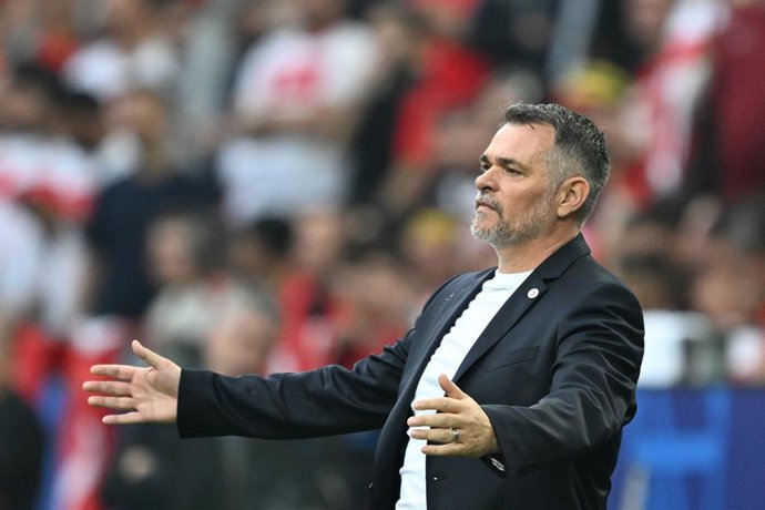 Archivo - 18 June 2024, North Rhine-Westphalia, Dortmund: Georgia's coach Willy Sagnol gestures on the touchline during the UEFA EURO 2024 Group F soccer match between Turkey and Georgia at the Signal Iduna Park. Photo: Bernd Thissen/dpa