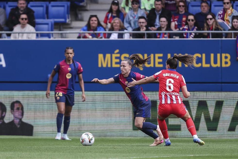 Archivo - Claudia Pina intenta marcharse de Vilde Boe Risa en el FC Barcelona-Atlético de Madrid de la Liga F 24-25
