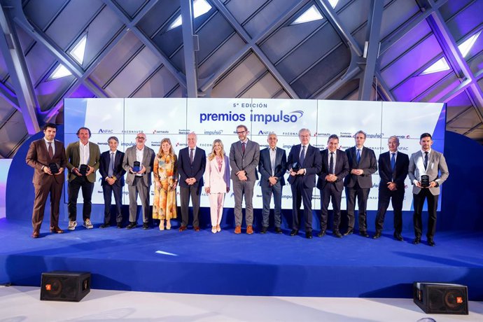 Foto de Familia de los V Premios Impulso a la Innovación en Movilidad Sostenible 2025.
