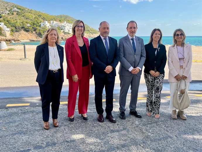 El conseller de Justicia, Ramón Espadaler; el president del Consell de l'Advocacia, Joan Martínez; las decanas de Barcelona y Figueres, Cristina Vallejo y Maria Hilari, y las directoras de los servicios territoriales de Justicia en Tarragona y el Penedès