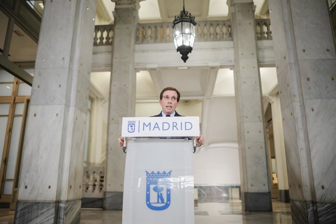 El alcalde de Madrid, José Luis Martínez Almeida, ofrece declaraciones a la prensa sobre el estado del derrumbe del edificio en la calle Hileras, a 8 de octubre de 2025, en Madrid (España). Los bomberos han rescatado los cuerpos sin vida de los cuatro des