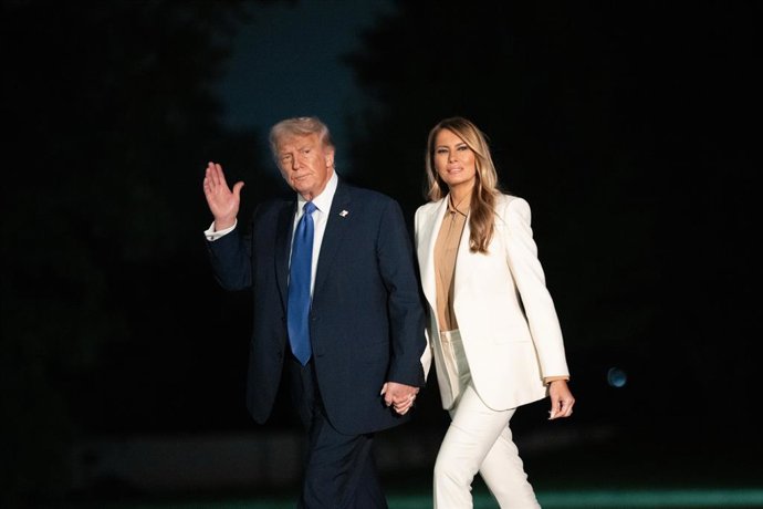 23 de setembro de 2025, Washington, Distrito de Columbia, EUA: O presidente DONALD TRUMP e a primeira-dama MELANIA TRUMP saem do Marine One no gramado sul da Casa Branca após uma visita a Nova York para a Assembleia Geral das Nações Unidas em 23 de setemb