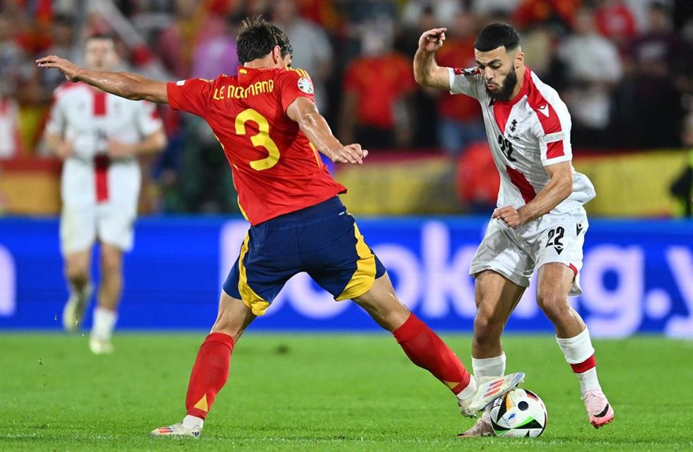 Archivo - El central internacional español Robin Le Normand en una acción defensiva sobre Georges Mikautadze (Georgia) en los octavos de final de la Eurocopa 2024.