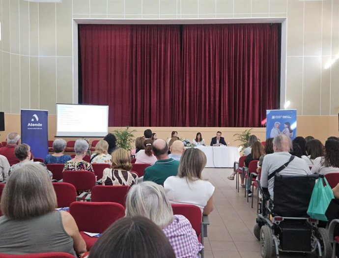 Presentación a los vecinos del Distrito Sureste de Cañero del nuevo proyecto piloto de ayuda y atención integral a domicilio 'Círculo de Cuidados. Cuidamos de ti', en colaboración con la empresa Atende.