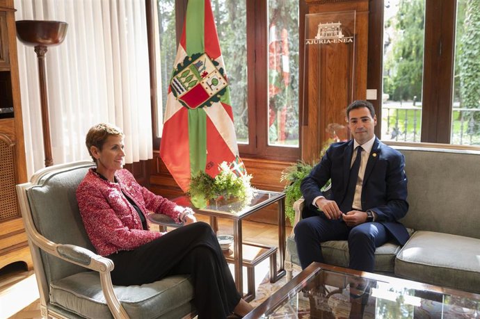 El Lehendakari, Imanol Pradales, y la presidenta de Navarra, María Chivite, en el Palacio Ajuria Enea, en Vitoria-Gasteiz