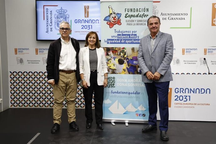 Presentación informativa de la representación de la obra de teatro 'La pareja equivocada' con fines benéficos, con la concejala de Política Social de Granada, Amparo Arrabal