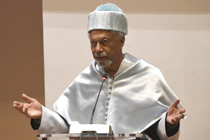 Abdulrazak Gurnah durante seu discurso.