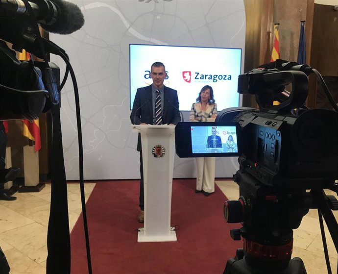 La alcaldesa de Zaragoza, Natalia Chueca, y el vicepresidente de Net Zero Operations and Nature en Amazon, Robert Kowalik