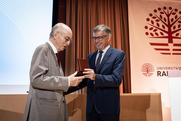 Antoni Millet recibiendo la Medalla de Oro de la URL.