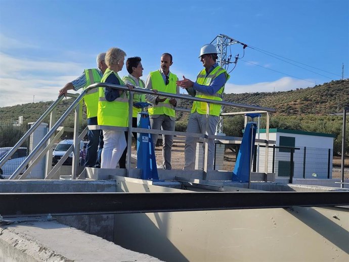 Acosta (dcha.) habla con Muñoz (3ª izda.), durante la visita a la EDAR de Fuente-Tójar.