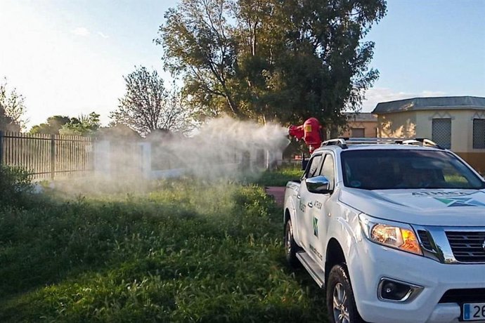 Archivo - Imagen de archivo de tareas de control de mosquitos en el entorno de la desembocadura del Guadalhorce en Málaga.