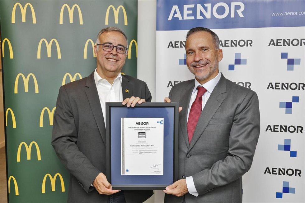 De izquierda a derecha, Luis Quintiliano, presidente de McDonalds España  y Rafael García Meiro, CEO de AENOR.
