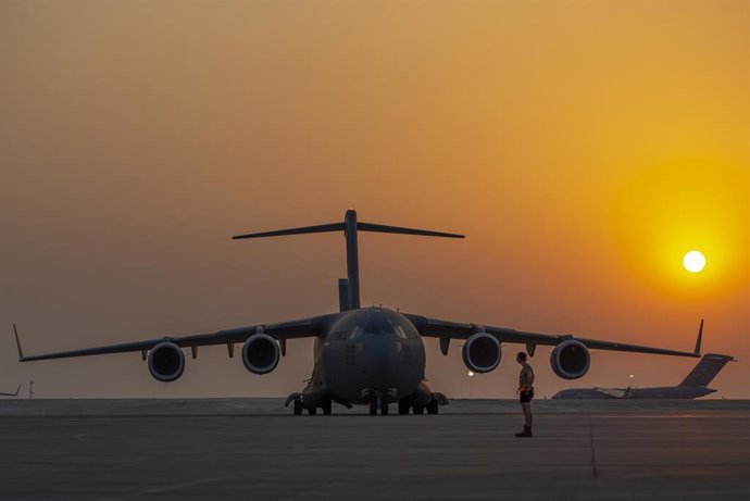 Archivo - STYLELOCATIONUm aviador da Força Aérea dos Estados Unidos da 379ª Ala Aérea Expedicionária se prepara para marchar uma aeronave C-17 Globemaster lll enquanto ela taxia para a linha de voo para partir para Cabul em apoio à Operação Refúgio dos Al
