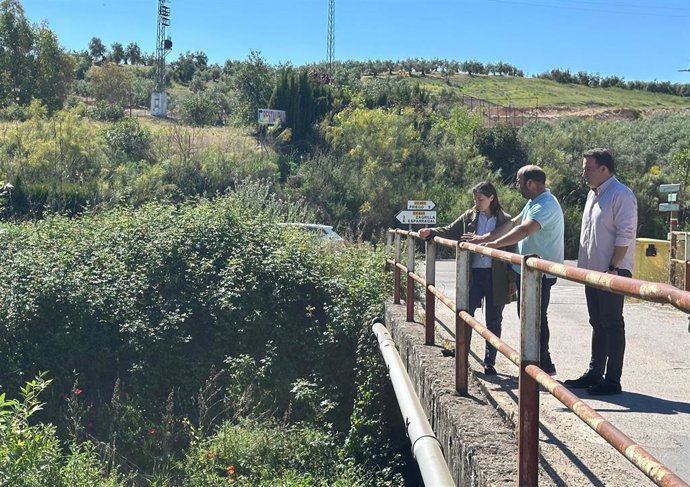 La senadora del PP por Córdoba Cristina Casanueva visita la zona del río Zagrilla en la localidad de Priego de Córdoba.