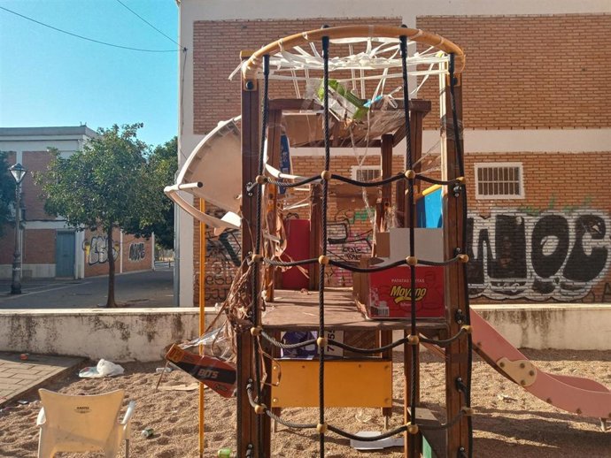 Una zona de juegos infantiles en mal estado.