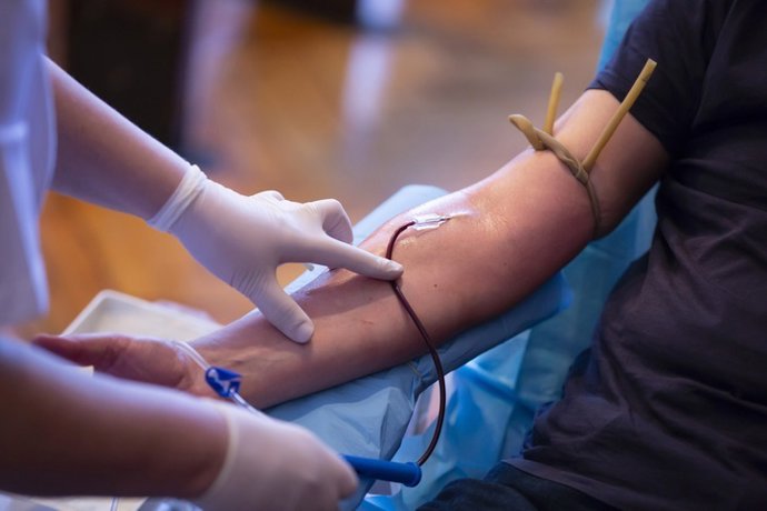 Archivo - Imagen de una extracción de sangre.