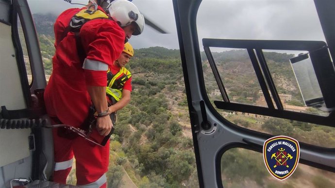 Rescatada una joven tras caer mientras subía el Puig de Sa Rateta