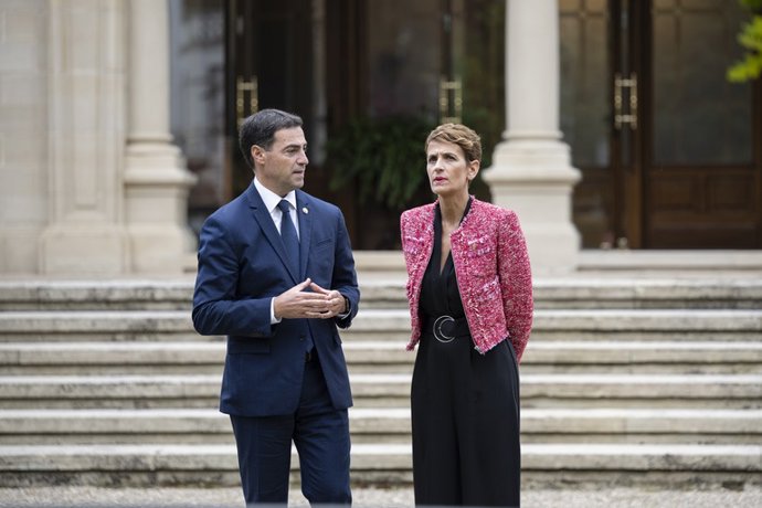 El Lehendakari, Imanol Pradales, recibe a la presidenta de Navarra, María Chivite, en el Palacio de Ajuria Enea, en Vitoria-Gasteiz
