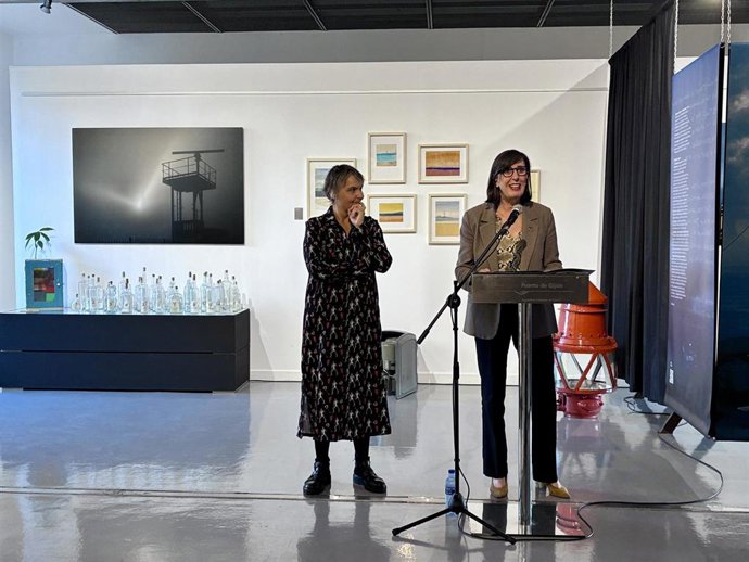 Cristina Rodríguez Paz, comisaria de la exposición, junto a Nieves Roqueñí, presidenta de la Autoridad Portuaria de Gijón.