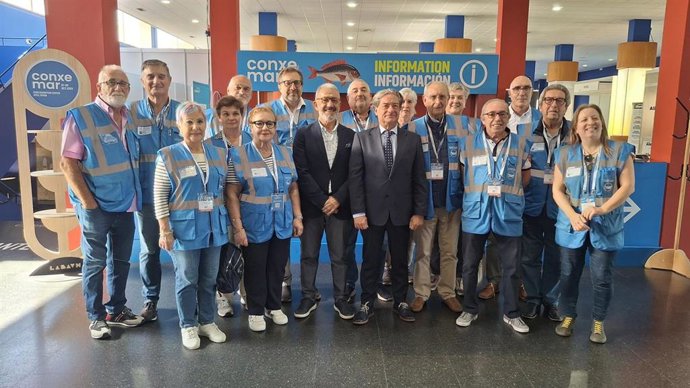 Imagen de voluntarios de Banco de Alimentos recogiendo la comida en el Ifevi.