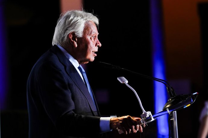 El expresidente del Gobierno Felipe González interviene en el acto. A 10 de septiembre de 2025 en Sevilla, Andalucía (España). El exvicepresidente del Gobierno, Alfonso Guerra, ha sido distinguido con el XIII Premio Manuel Clavero, otorgado por el Grupo J