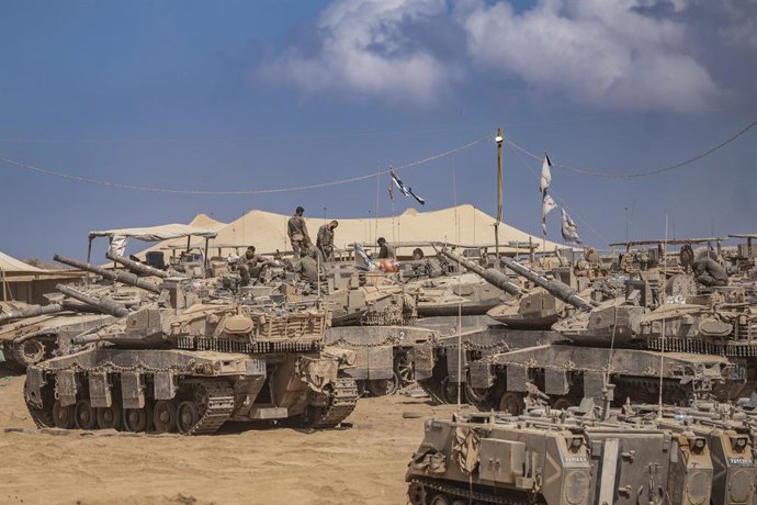 10 October 2025, Israel, ---: Soldiers of Israeli Defence Forces (IDF) are standing on top of tanks at the borders with Gaza, on the first day of the ceasefire implementation. Photo: Ilia Yefimovich/dpa