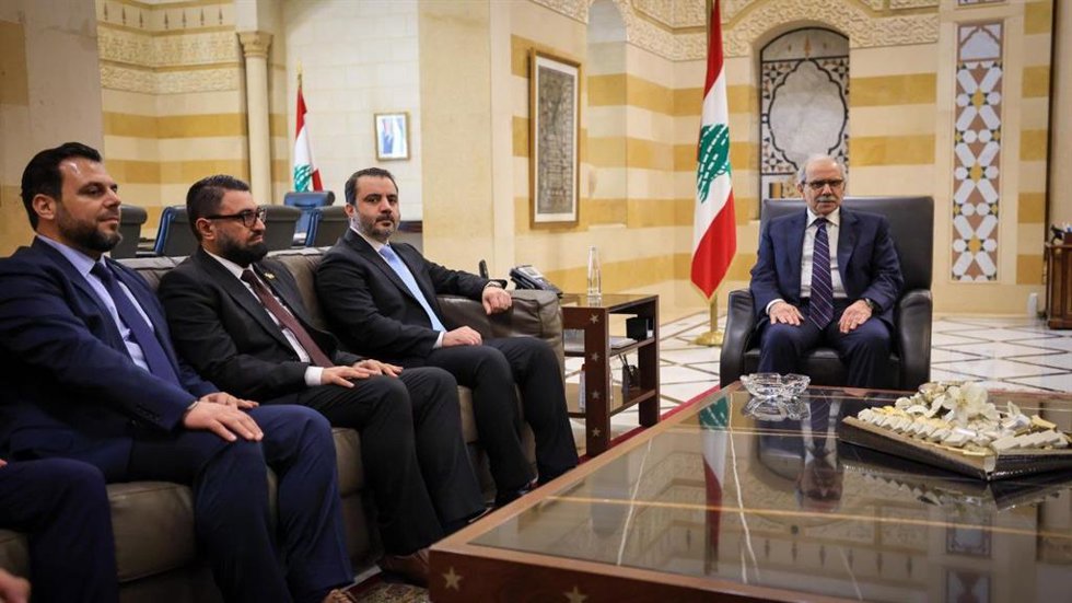 El ministro de Exteriores de Siria, Asaad al Shaibani, junto a una delegación en Líbano
