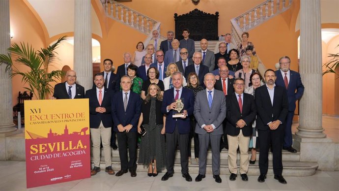 Foto de familia en la inauguración de la XVI Edición del Encuentro de Casas Regionales y Provinciales.