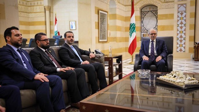O ministro das Relações Exteriores da Síria, Asaad al Shaibani, com uma delegação no Líbano.