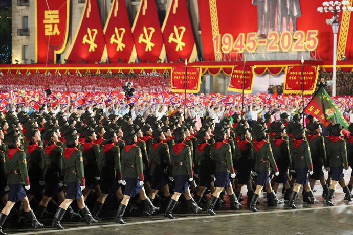 Militares norcoreanos en formación durante un desfile militar