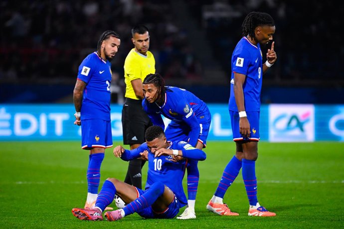 10 de outubro de 2025, Parc Des Princes, França: Kylian Mbappe (10 - França) lesionado durante a partida entre França e Azerbaijão pelas Eliminatórias Europeias, no Parc des Princes, em 10 de outubro de 2025, em Paris, França.