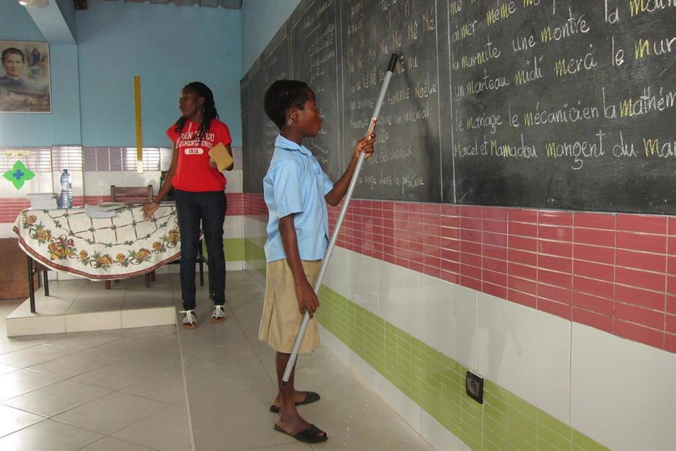 Archivo - Niña en la pizarra de una escuela de los salesianos en Benín, África.