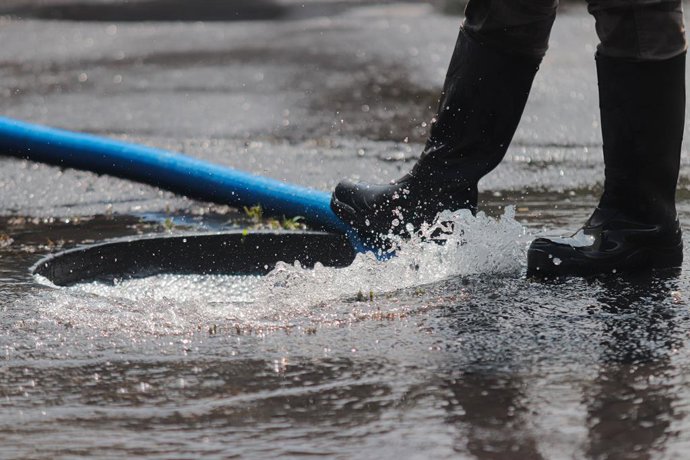 September 30, 2025, Nezahualcoyotl City, State Of Mexico, Mexico: After three days of flooding, residents and municipal authorities continue the work of cleaning the flooded streets that affected the Vicente Villada neighborhood of Ciudad Nezahualcóyotl. 