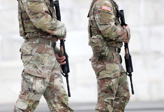 Archivo - August 28, 2025, Washington Dc, Virginia, USA: Armed members of the National Guard patrol at the base of the Washington Monument on the National Mall on August 28, 2025, in Washington, DC, USA. US President Donald Trump announced on August 25 ne
