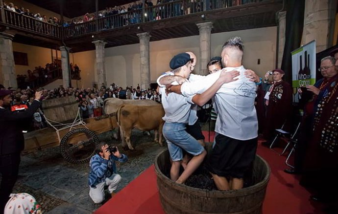 Pisada de uva en la Fiesta de la Vendimia en Cangas del Narcea.