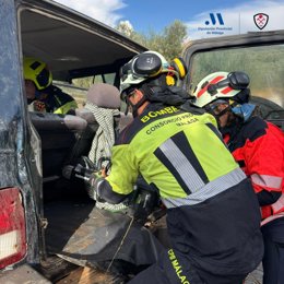 Bomberos del CPB de la Diputación intervienen tras una colisión entre un coche y un camión en la MA-224 en Villanueva del Rosario.