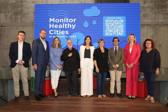 Foto de familia durante la presentación de los resultados del informe 'Monitor Healthy Cities' de Sanitas, el 10 de octubre de 2025 en la Casa de la Arquitectura en Madrid