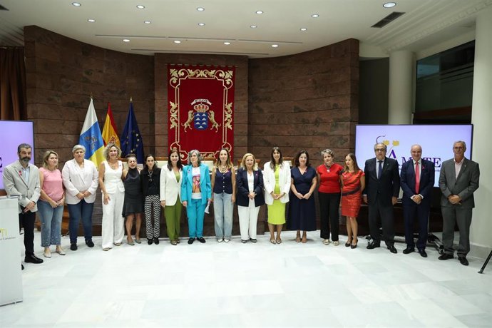 Ámate lleva al Parlamento canario los retos y la realidad de pacientes con cáncer de mama