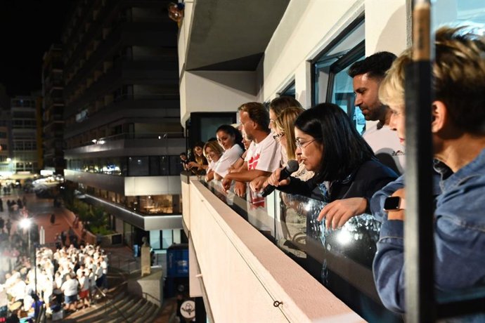 La alcaldesa de Las Palmas de Gran Canaria, Carolina Darias, da inicio al chapuzó