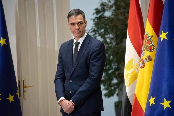 Archivo - Arquivo - O primeiro-ministro, Pedro Sánchez, após uma reunião com o presidente do Egito, Abdelfatah al-Sisi, no Palácio Moncloa, em 19 de fevereiro de 2025, em Madri (Espanha). Al-Sisi visitou a Espanha com o objetivo de elevar seu país a membr