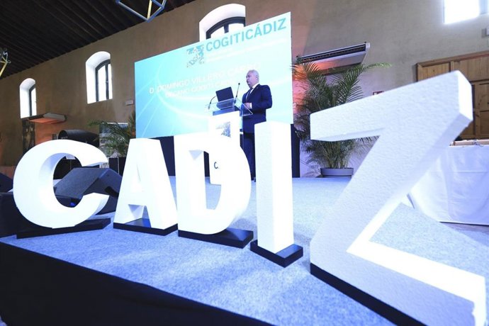 Domingo Villero, decano del Colegio Oficial de Graduados e Ingenieros Técnicos Industriales en un acto.